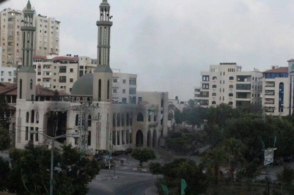 صور استهداف مسجد الامين غرب مدينة غزة