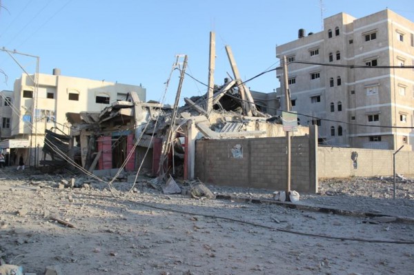 صور من اثار قصف الطائرات الحربية لمنزل لعائلة قشطة بجوار بنك فلسطين جنوب ‫رفح