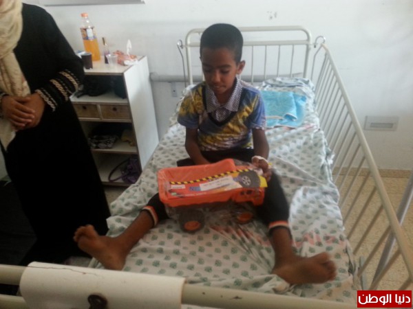 مكتب النائب ابو شمالة يقدم لعب اطفال للجرحى من الاطفال في مستشفى غزة الاوروبي