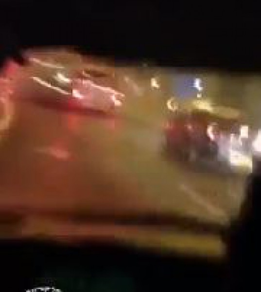 بالفيديو: شبان يهاجمون مركبات المستوطنين واطلاق المفرقعات نارية بأتجاههم