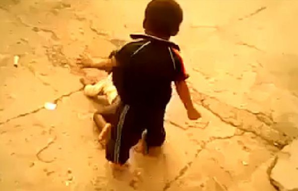 عندما يدافع الأخ الكبير عن إخوانه الصغار