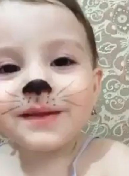الطفل القطة