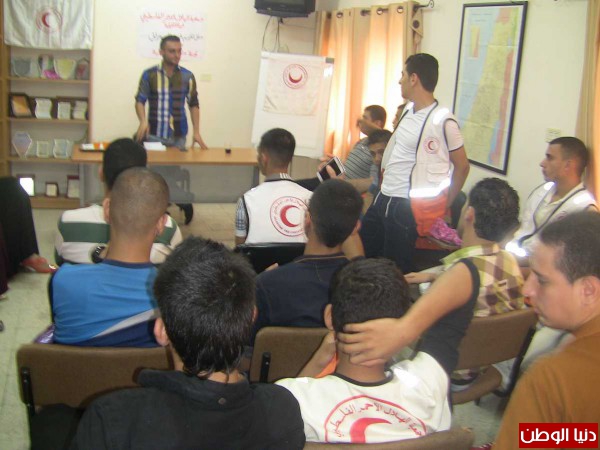 متطوعو الهلال الأحمر يعقدون اجتماعهم الشهري بقلقيلية