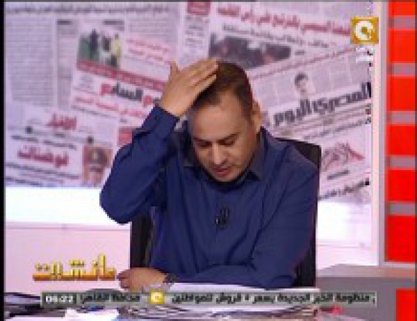 إعلامي مصري يتعرض لموقف محرج على الهواء بسبب رسالة