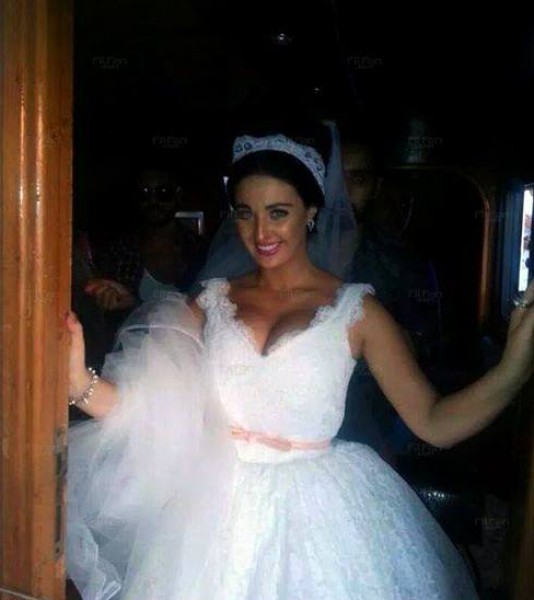صافيناز تتزوج رجل مصري وتنشر صورها بفستان الزفاف .. ومدير أعمالها ينفي