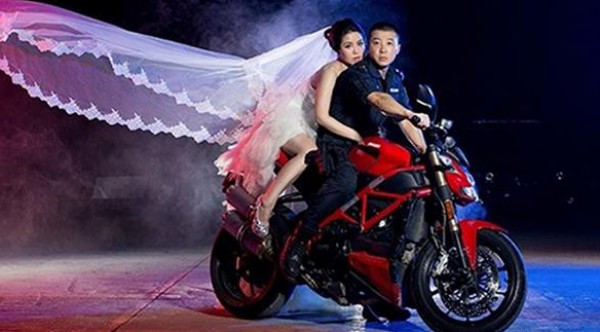 صينية تلتقط صور زفافها مع زوجها الضابط أثناء عمله