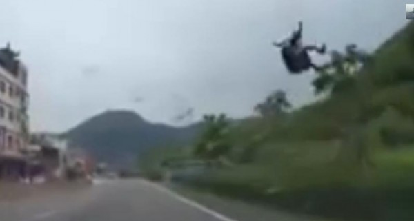 شاهد سقوط أحد المظليين أمام سيارة في الصين