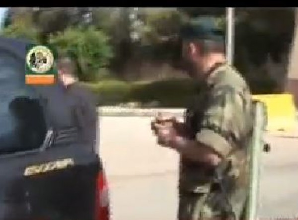 فيديو:مشاهد تعرض لأول مرة للقائد البارز بالقسام رائد العطار خلال تسليم الجندي الإسرائيلي جلعاد شاليط