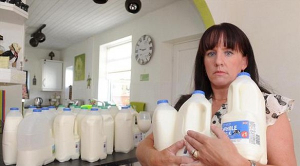 سيدة بريطانية تشرب 5 ليترات من الحليب يومياً