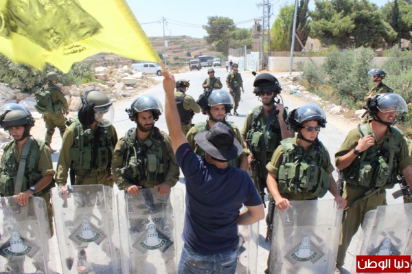 بالصور: قوات الاحتلال تقمع مسيرة المعصرة الاسبوعية