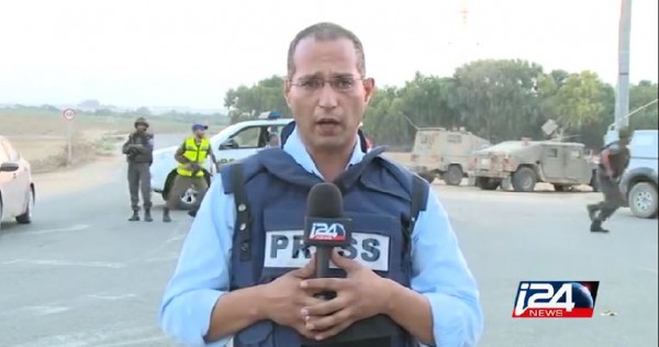 شاهد بالفيديو : هروب مراسل فضائية اسرائيلية وجنود الاحتلال بعد سقوط قذائف هاون