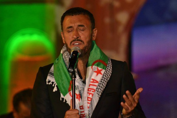 شاهد بالصور: كيف تضامن كاظم الساهر مع "غزة" في الجزائر