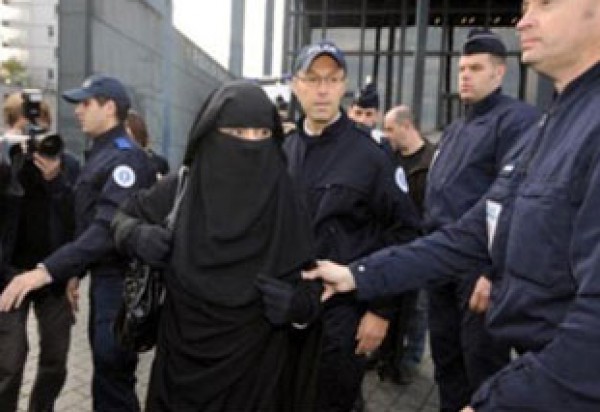 العنف والتهديد يشجعان مسلمات بريطانيا على ارتداء الحجاب