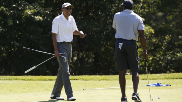 انتقادات واسعة.. أوباما يلعب الجولف مباشرة بعد تأبينه الصحفي فولي