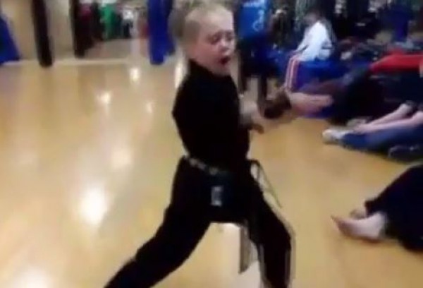 فيديو.. طفلة روسية تمارس الكاراتيه بقوة رجال الصاعقة