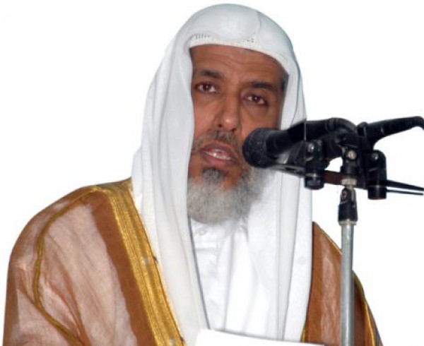 رجل دين بحريني: تويتر يحرض العامة على الحاكم.. ويطالب بمقاطعته