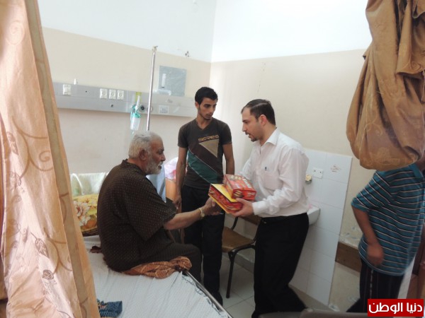 بالصور ..جمعية رجال الاعمال توزع مساعدات انسانية للجرحى في مستشفى الشفاء‎ بغزة