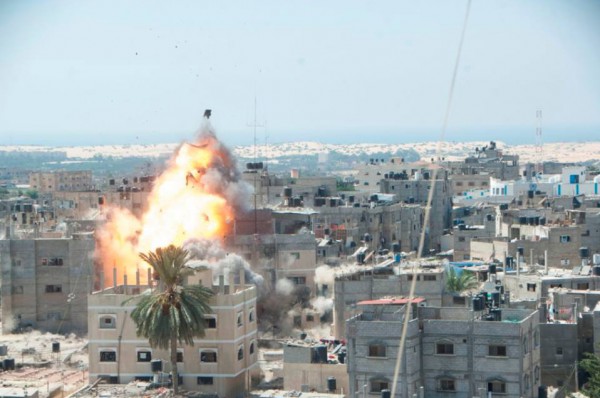 صور:انفجار ضخم اثر غارة اسرائيلية استهدفت أحد المنازل في رفح جنوب قطاع غزة
