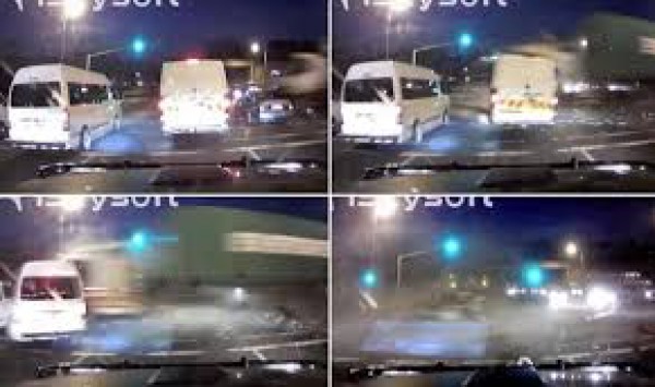بالفيديو لحظة اصطدام شاحنة بسيارة