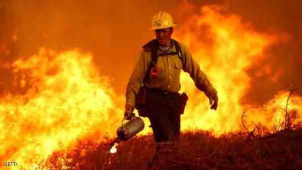 معتقدة أن الحريق سيستمر ليومين فقط .. امرأة تحرق غابة "للترفيه" عن رجال الإطفاء
