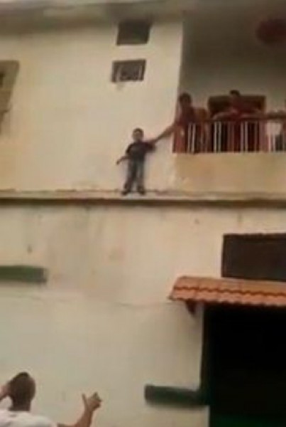 بالفيديو: عائلة في لبنان تجبر طفلها على القفز من الطابق الأول بغرض التسلية