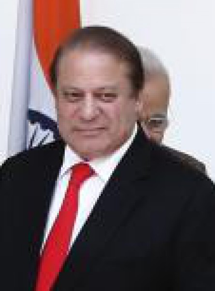 رئيس وزراء باكستان يجتمع مع قائد الجيش والأزمة السياسية مستمرة