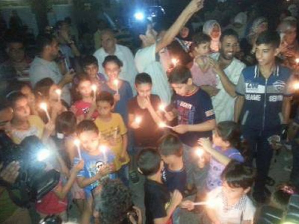 وقفة شموع لأطفال ساكني برج الظافر 4 الذي دمرته طائرات الاحتلال