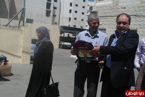 المحافظ ابراهيم رمضان يسلم حقائب مدرسية مقدمة من مكتب الرئيس لمديريتي التربية
