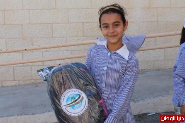 جمعية الزيتونة توزع حقائب مدرسية في محافظة سلفيت