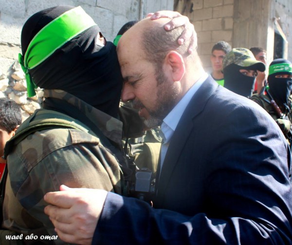 صور:أبو مرزوق يؤدي واجب العزاء بقادة القسام في رفح