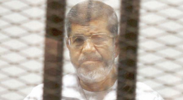 مرسي يرفض الرد على اتهامه بتسريب وثائق تتعلق بالأمن القومي إلى قطر