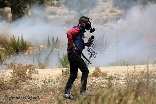 فيديو:مراسل تلفزيون فلسطين يلاحق ضابط إسرائيلي بعد إصابته بشكل مباشر