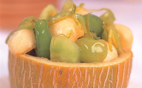سلطة الفاكهة الخضراء الباردة "طبق للحمية"