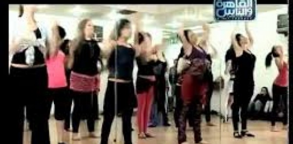 بالفيديو : دينا تتشاجر مع 15 رقاصة على القاهره والناس