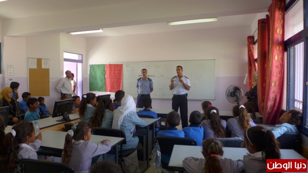 الشرطة تنظم محاضرات التوعيه في مدرسة عمر بن الخطاب في اريحا