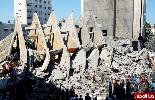 اثار الدمار لبرج الباشا وسط غزة بعد قصفه من قبل الطائرات الحربية الاسرائيلية