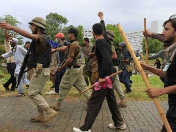 تجدد الاشتباكات بين الشرطة والمتظاهرين في باكستان
