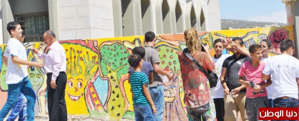 الزاوية الأمريكية في بلدية سلفيت تنظم نشاط رسم جدارية في مدرسة مسقط الأساسية العليا