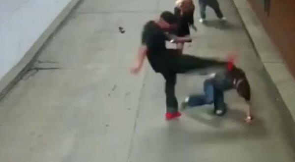 فتاة تدافع عن صديقها أمام عصابة هاجمته