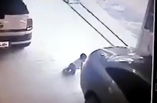 فيديو.. اعجوبة أنقذت طفل من سيارة