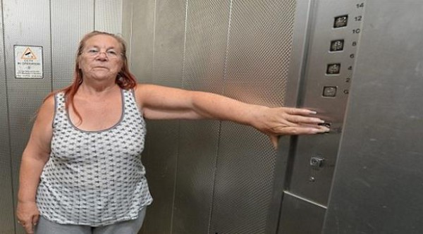 مسنة تنجو من المصعد بأعجوبة وتستخدمه للمرة الأولى بعد 15 عام وتعلق بداخله