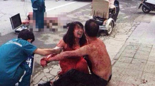 صورة:  صيني يقتل رجلاً في الشارع لشكّه في خيانة زوجته معه