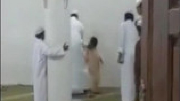فيديو لمعلم يضرب طفل بطريقة قاسية داخل مسجد يهدد مصيره العملي