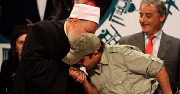 بالفيديو .. محمد هنيدي تعليقا على تقبيله يد علي جمعة: "العلماء ورثة الأنبياء"