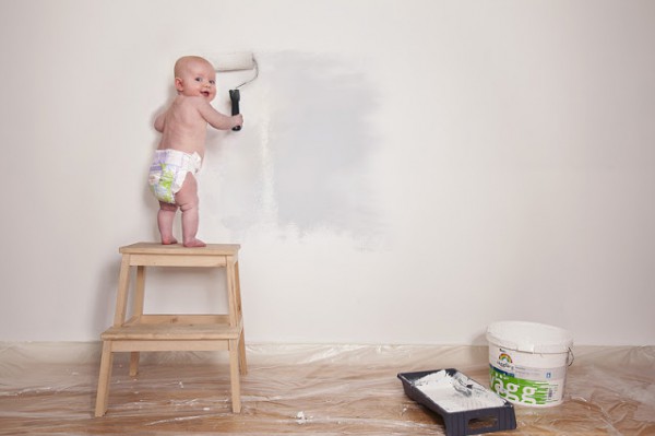 جنون الفنون: أب يصوّر طفلته بأفكار إبداعية طريفة