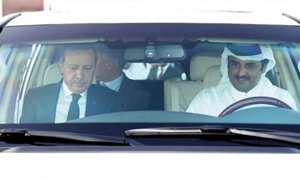 أمير قطر يقود سيارة أردوغان (صورة)