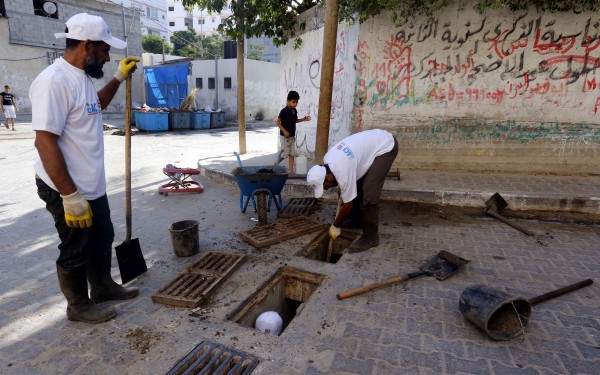 بلدية خان يونس تشرع بتنظيف مصائد الأمطار وشوارع المدينة