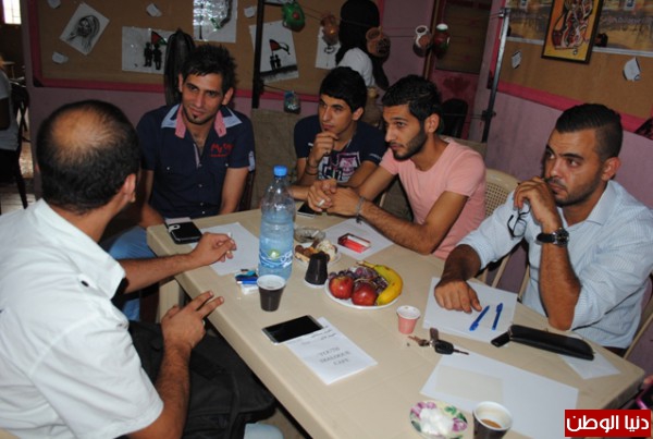 مقهى الحوار الشبابي في مخيم عين الحلوة