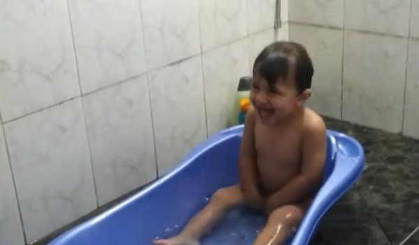 طفل من غزة يضحك بشكل هستيري أثناء استحمامه