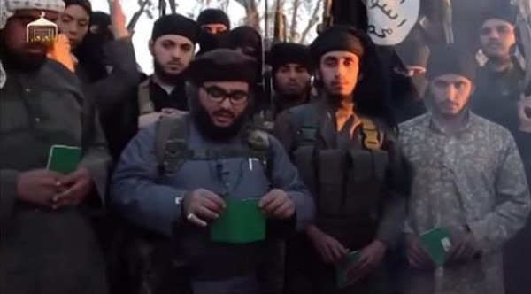 بالفيديو: داعشي مصري وآخر سعودي يمزقون جوازات سفرهم